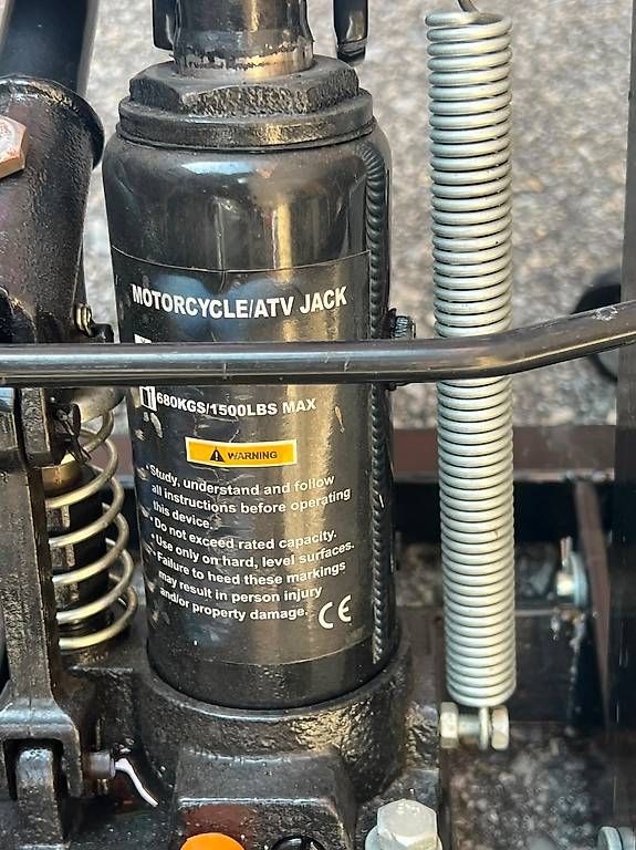 Tutti gli attrezzi: Sollevatore idraulico per motocicli – Usato da Cadro venduto da ocr_2l7b 2