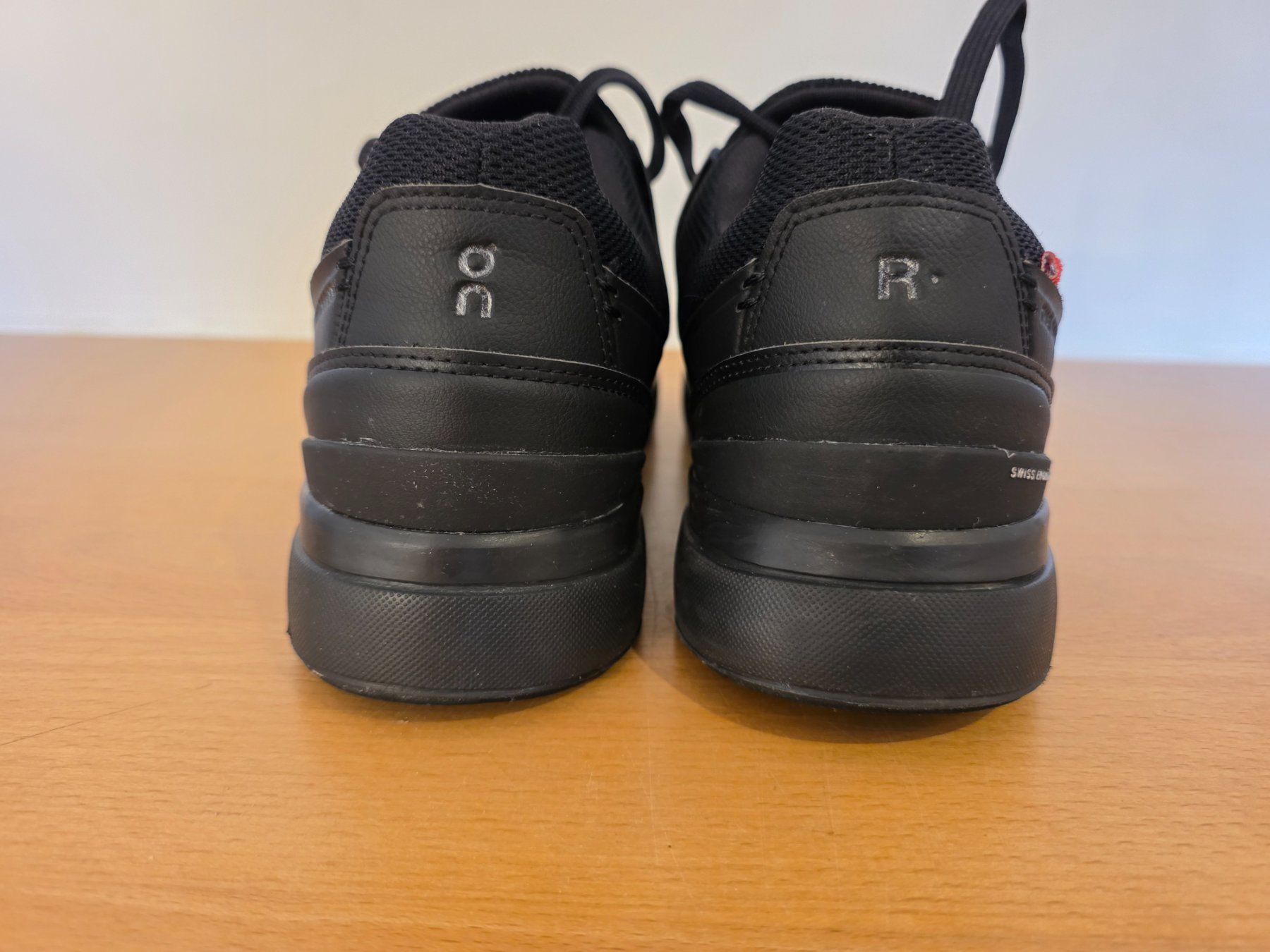 On Scarpe da uomo: On THE ROGER Advantage - all black - Gr. 43 – Nuovo (secondo la descrizione) da Ellikon a d Thur venduto da razzorblog 3