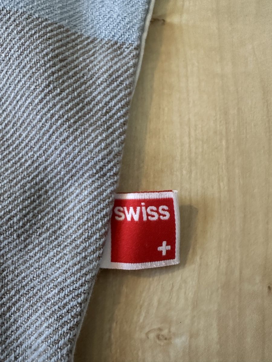 Coperte: Decke SWISS Design 140x200cm  – Usato da Zürich venduto da Jibbmaszatim 2