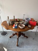 Schöner antiker Tisch aus geschnitztem Holz