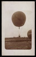 Foto-AK Heissluftballon über einer Mens