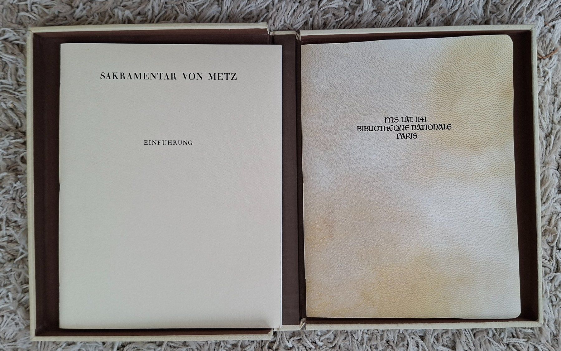 Libri: Sakramentar von Metz, Mappe,  2 Hefte, Bibliothek Paris – Usato da Herisau venduto da Saentis1 1
