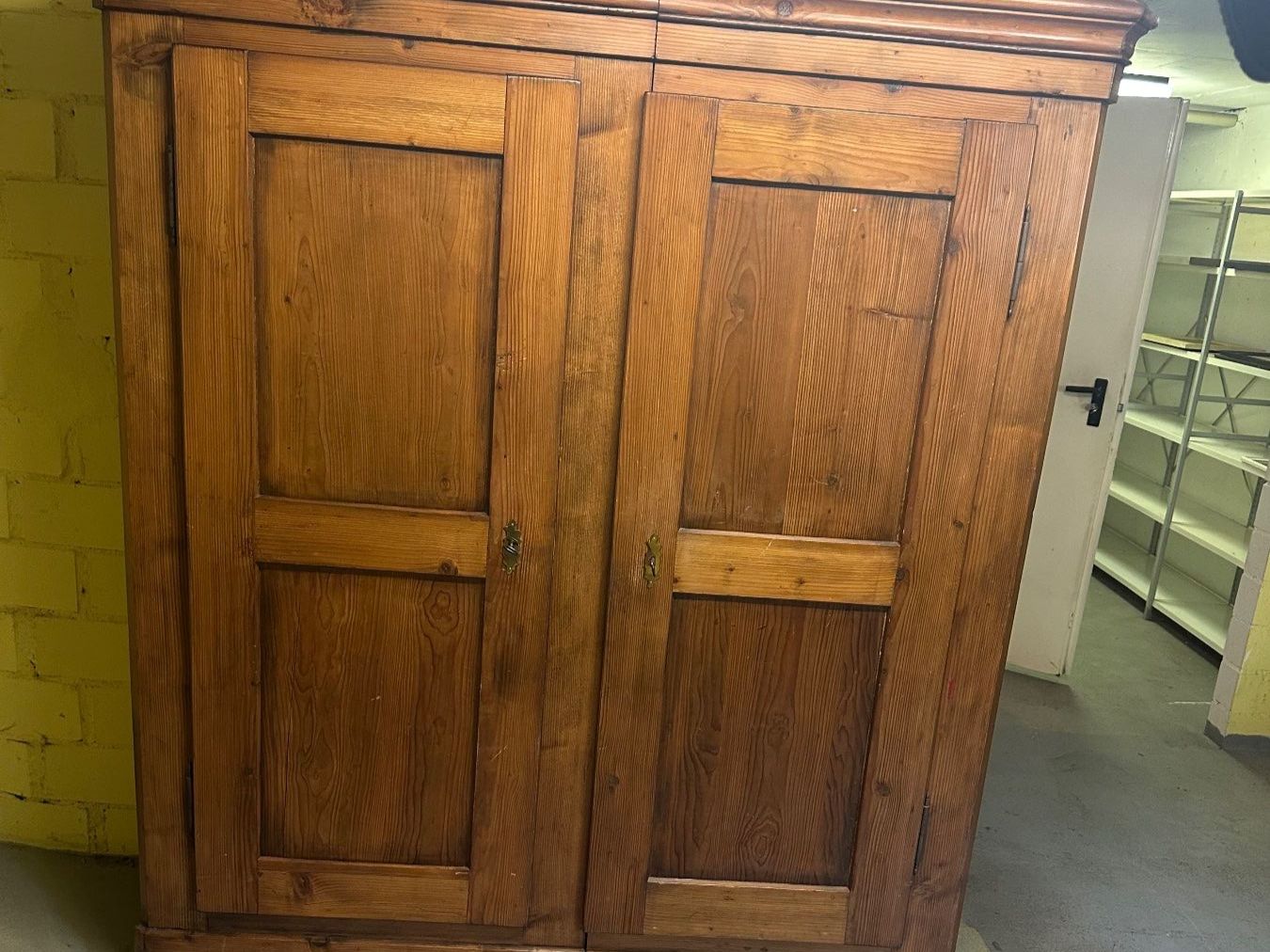 Armadi: ALTER BAUERNSCHRANK aus Holz – Usato da Basel venduto da Mischao77