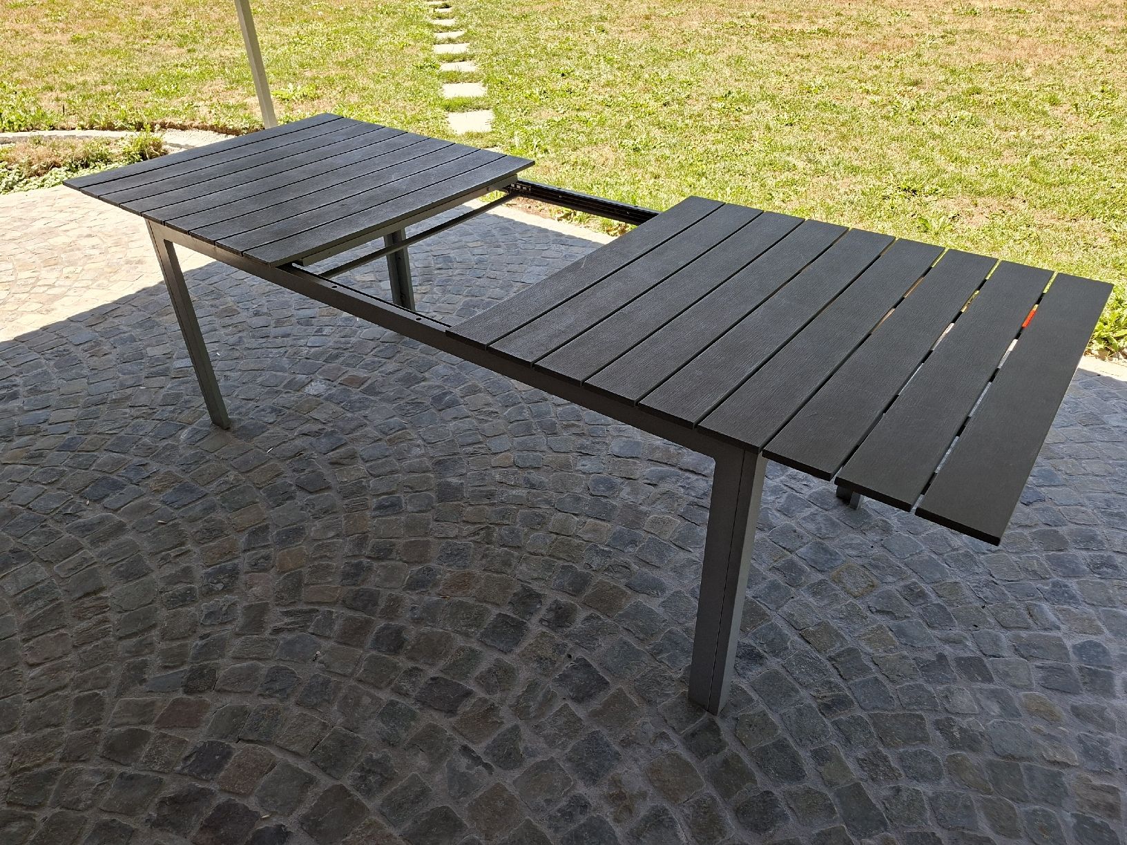 Tische: Table d'extérieur composite et métal gris – Gebraucht aus Corban von dameloute 1