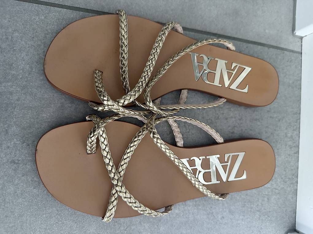Zara Scarpe da donna: Goldene Riemchensandalen – Usato da Zürich venduto da ama_j5cz