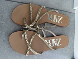 Goldene Riemchensandalen