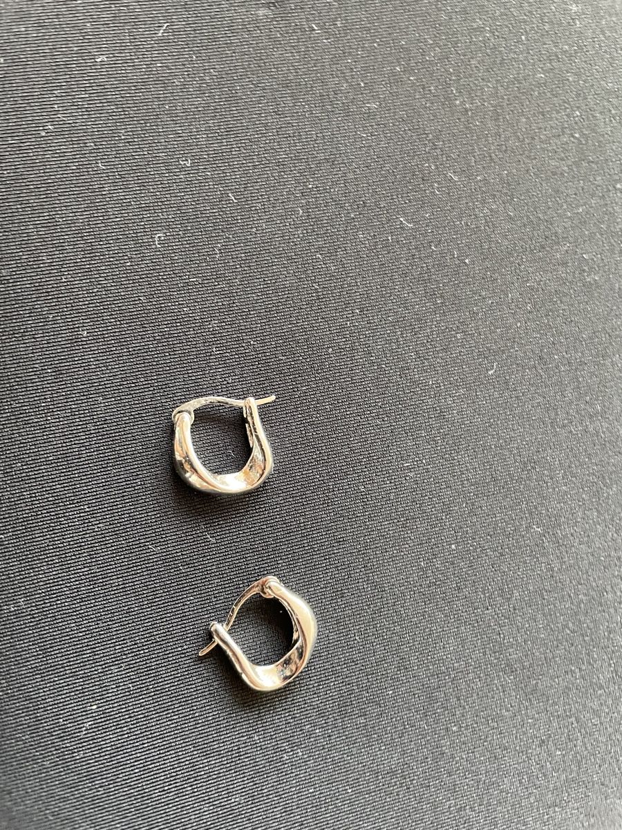 Orecchini pendenti & Orecchini a lobo: Chic Silver Hoop Earrings  – Usato da Neuchatel venduto da shi_9fzw