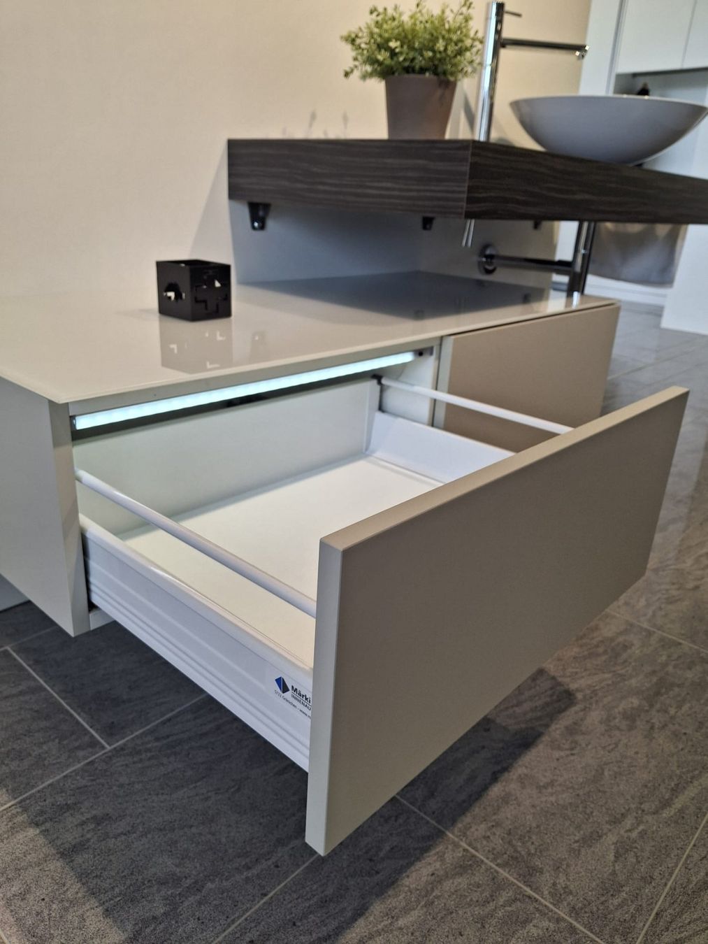 Mobili TV: Lowboard mit Glasabdeckung – Nuovo (secondo la descrizione) da Gränichen venduto da maerki5722 2