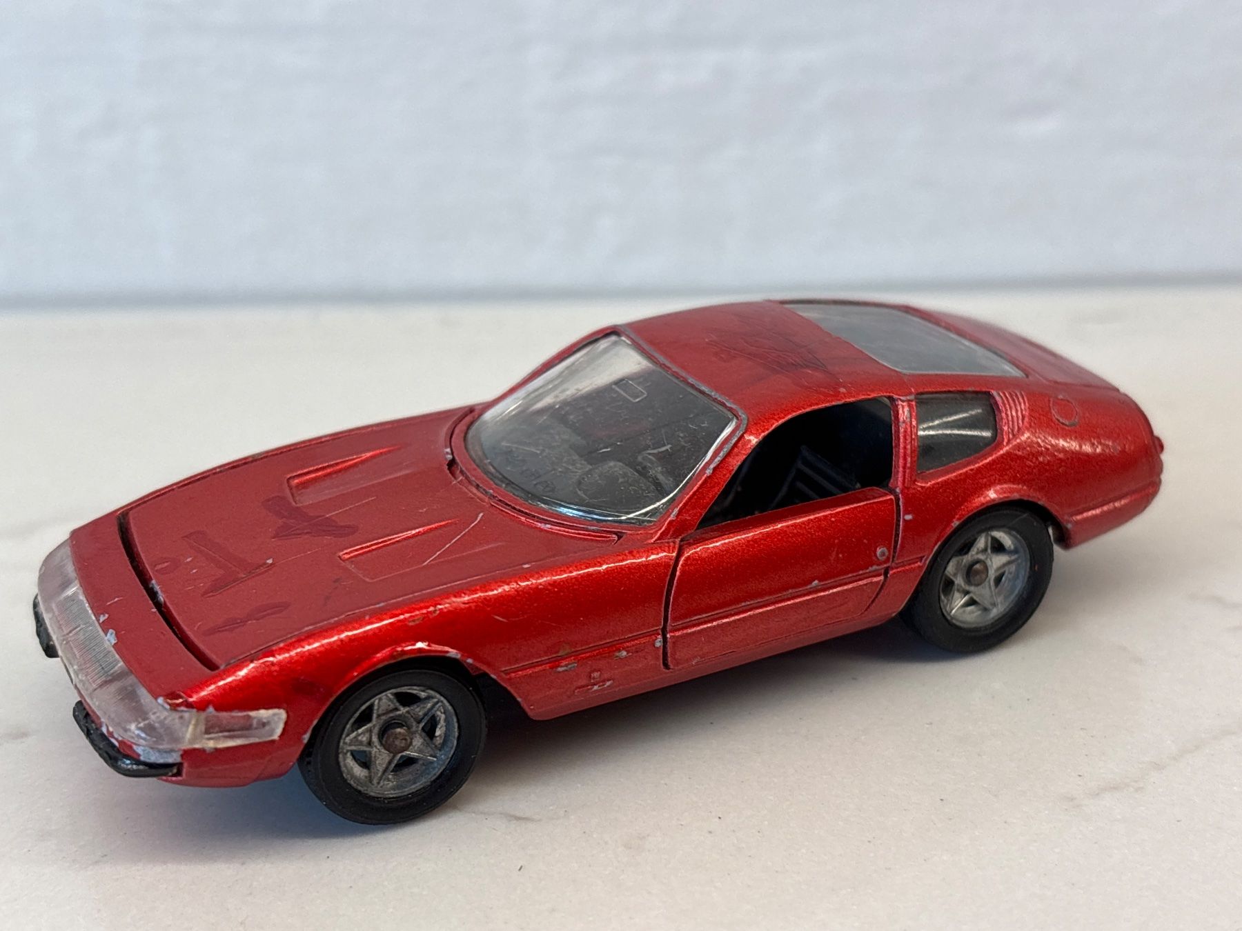 Solido Modellini d'auto: Solido Ferrari 365 GT4 rouge état d'usage – Usato da Gollion venduto da Hampton