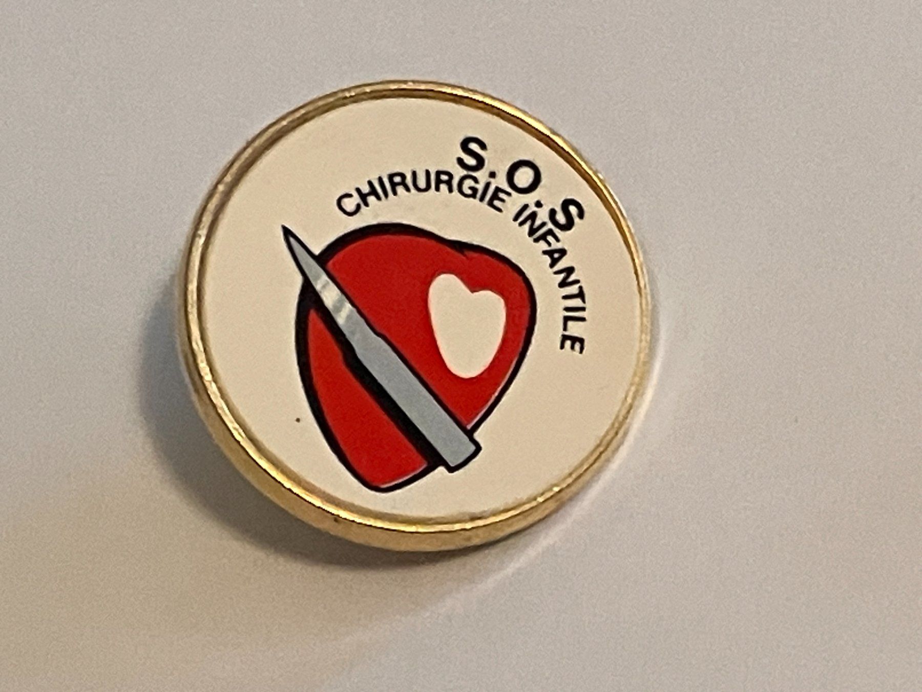 Plaketten & Abzeichen: 1 Pin S.O.S Chirurgie Infantile – Gebraucht aus Basel von djwwpp