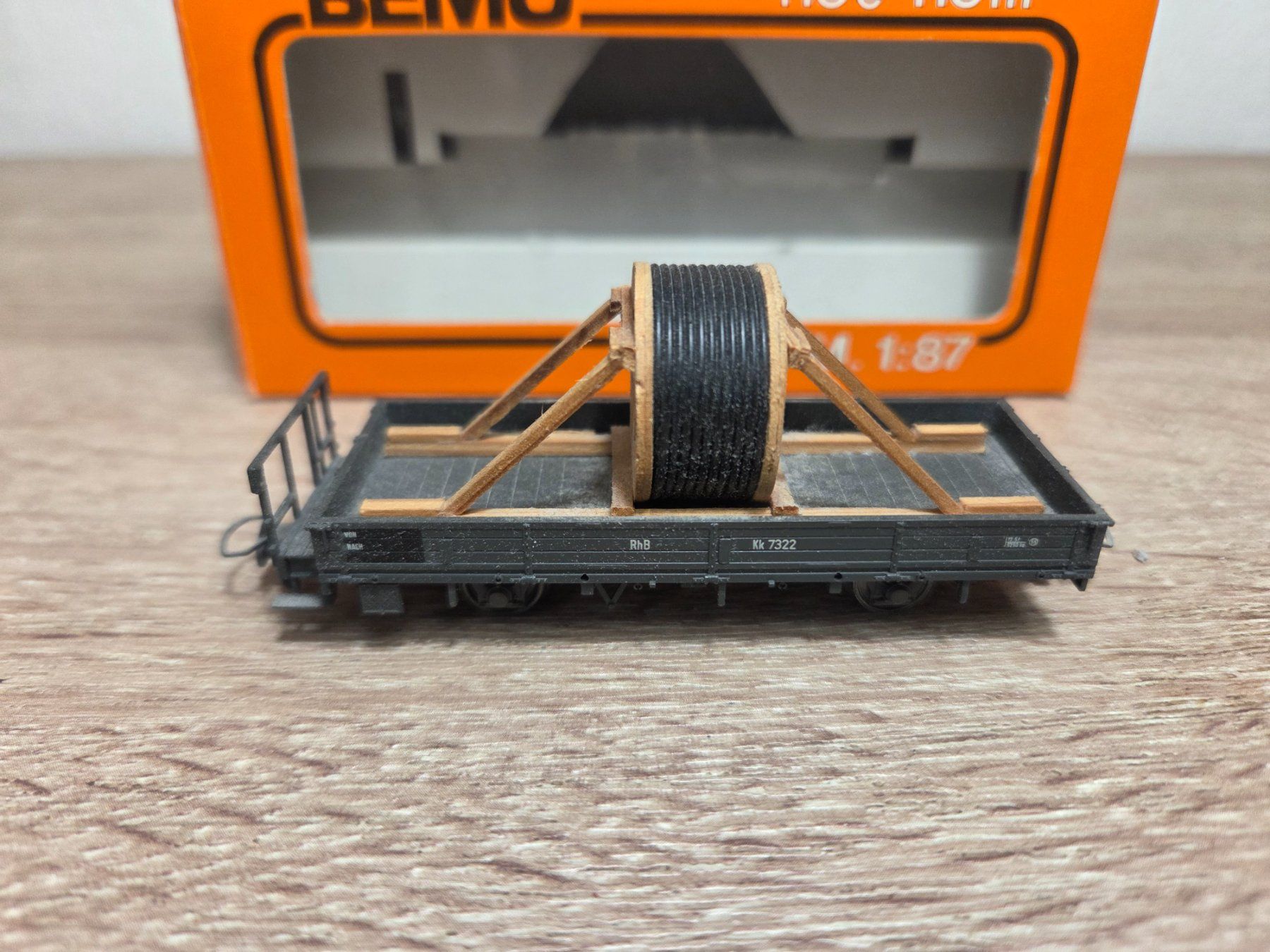 Bemo Modellini di ferrovie: Bemo 2257 Niederbordwagen RhB H0m – Usato da St-Aubin-Sauges venduto da Lo_Go