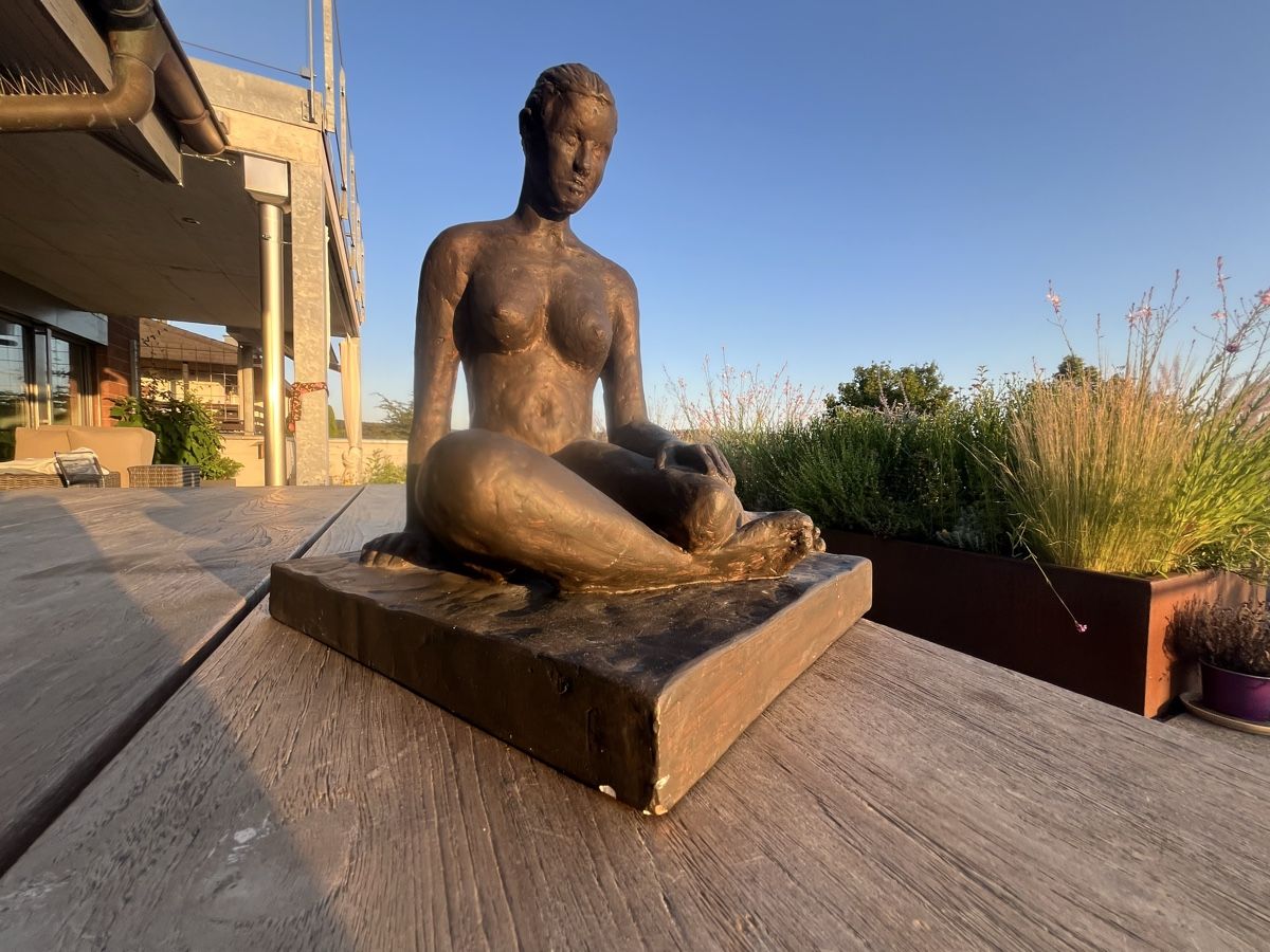 Sculture & Statue: Elegante Skulptur "Sitzende" von Albert Strupler, 1998 – Nuovo (secondo la descrizione) da Wiesendangen venduto da Pinacle 3