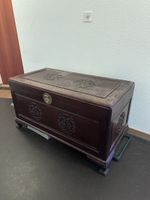 Asiatische Truhe mit Messingbeschlägen