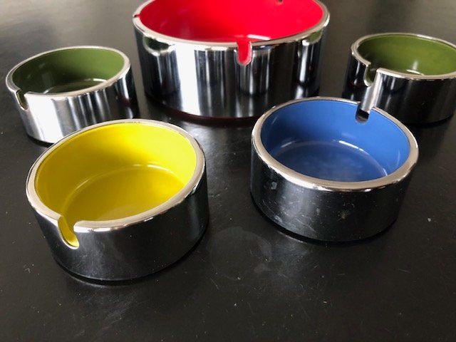 Portacenere: Farbige Aschenbecher, Kunststoff/Metall – Usato da Biel/Bienne venduto da and040 2