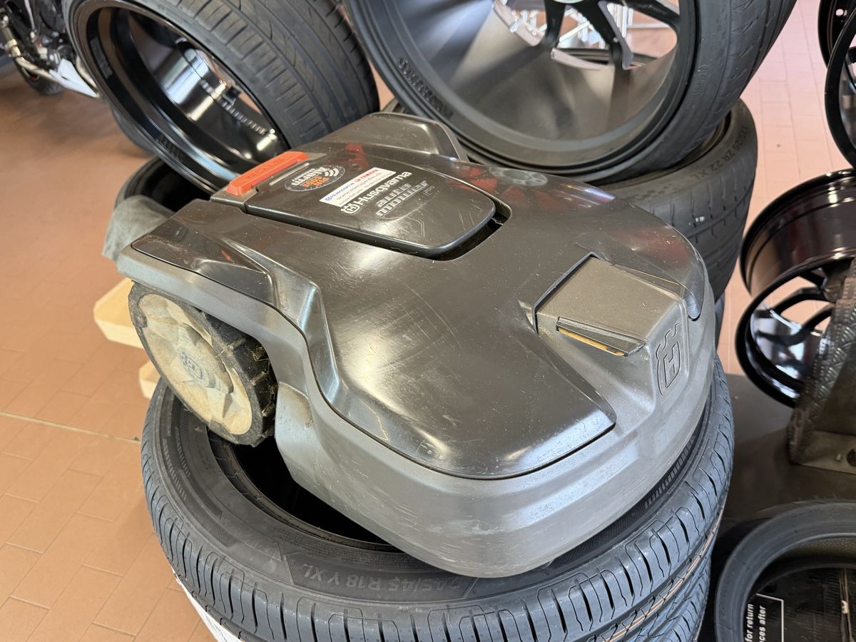 Husqvarna Tagliaerba: Automower Husqvarna 305  – Usato da Courrendlin venduto da shopwheels 3