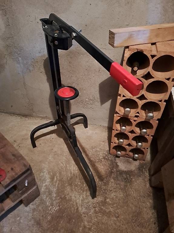 Toutes les machines: Presse bouchon – D'occasion à Charmoille par vin_lf9s
