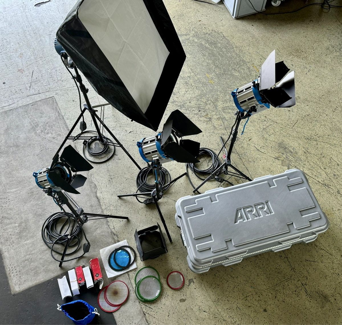 Lampen: ARRI Tungsten Scheinwerfer Set, Chimera Softbox und Stative – Gebraucht aus Möhlin von  4
