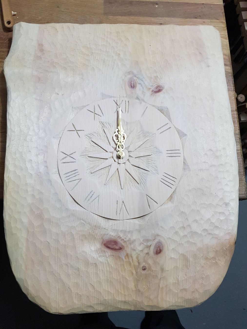 Articoli in legno: Wanduhr arve geschnitzt – Nuovo (secondo la descrizione) da Siebnen venduto da Holzwork75