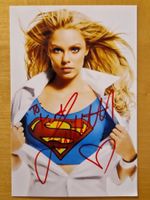 Laura Vandervoort, Original Autogramm auf Foto in Farbe