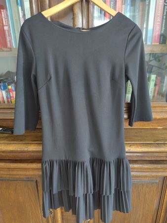 Mini abito nero con volant. Elegante per le feste!