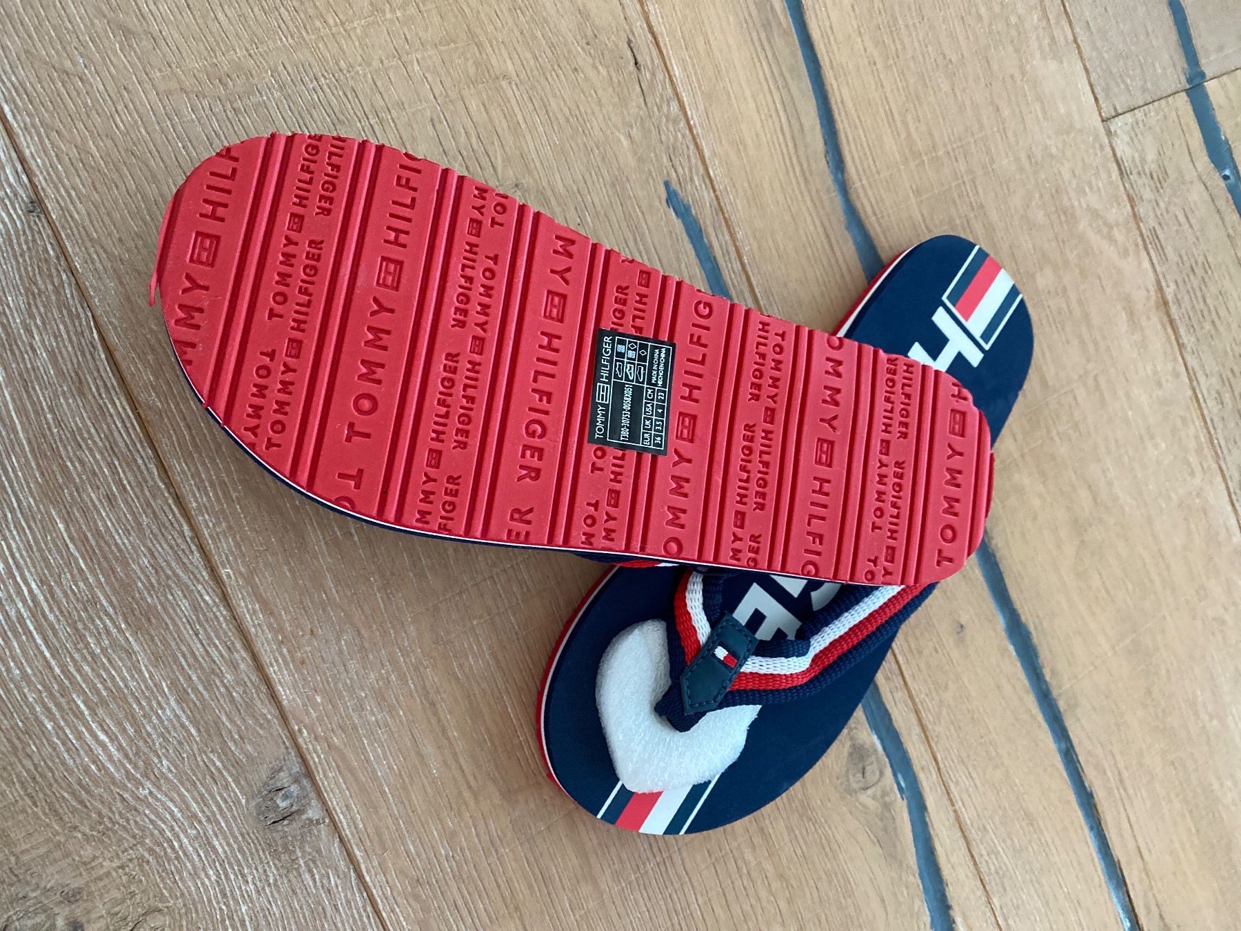 Tommy Hilfiger Scarpe per ragazzi: Tommy Hilfiger Flip Flops Hr. 36 – Nuovo e nell'imballaggio originale da Himmelried venduto da Dievole 1