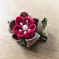 Handgefertigte Broschennadeln aus Stoff mit Camelia