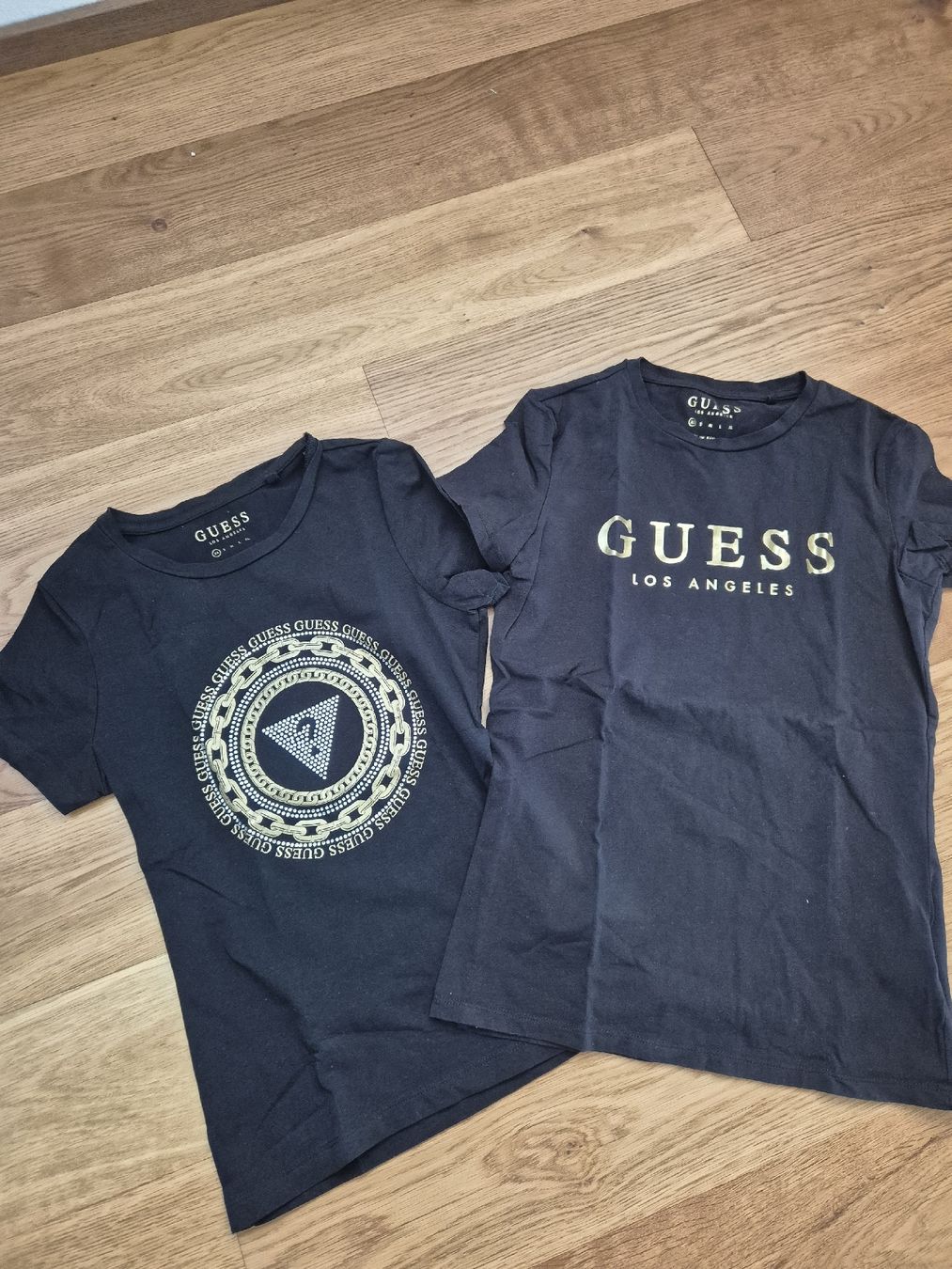 Guess T-Shirts: 2 Guess T-Shirt – Gebraucht aus Feusisberg von cts_55rn