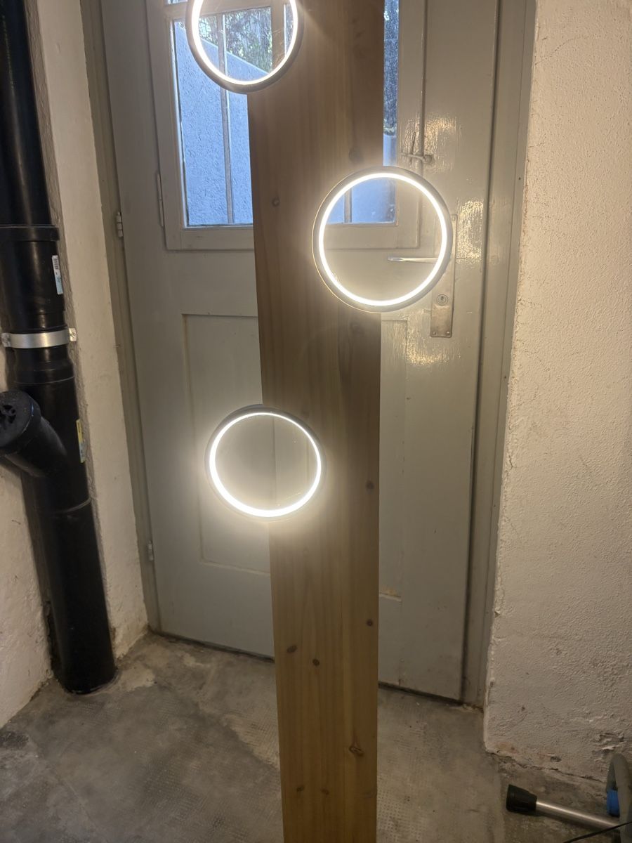 Lampade: Stehlampe Holz mit Ringen, LED, neuwertig – Nuovo (secondo la descrizione) da Basel venduto da len_k98f