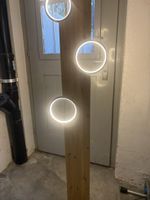 Stehlampe Holz mit Ringen, LED, neuwertig