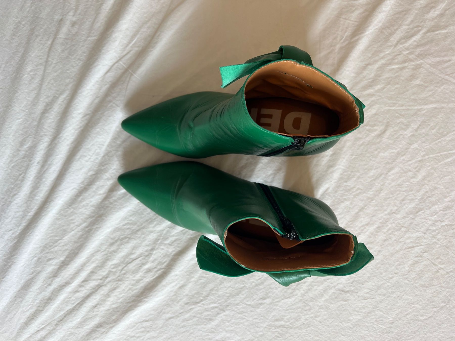 Scarpe da donna: Bottines vertes à noeuds 38 – Usato da Neuchâtel venduto da Thesebootsaremadeforwalking 1