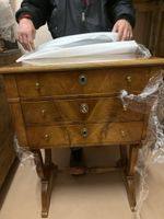 Commode ancienne en bois avec trois tiroirs, état usagé