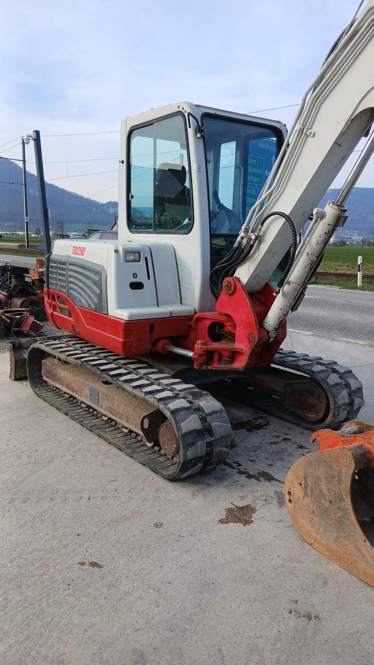 Takeuchi Escavatori: Raupenbagger Takeuchi 5 Tonnen Bagger – Usato da Niederbipp venduto da baggerch 4