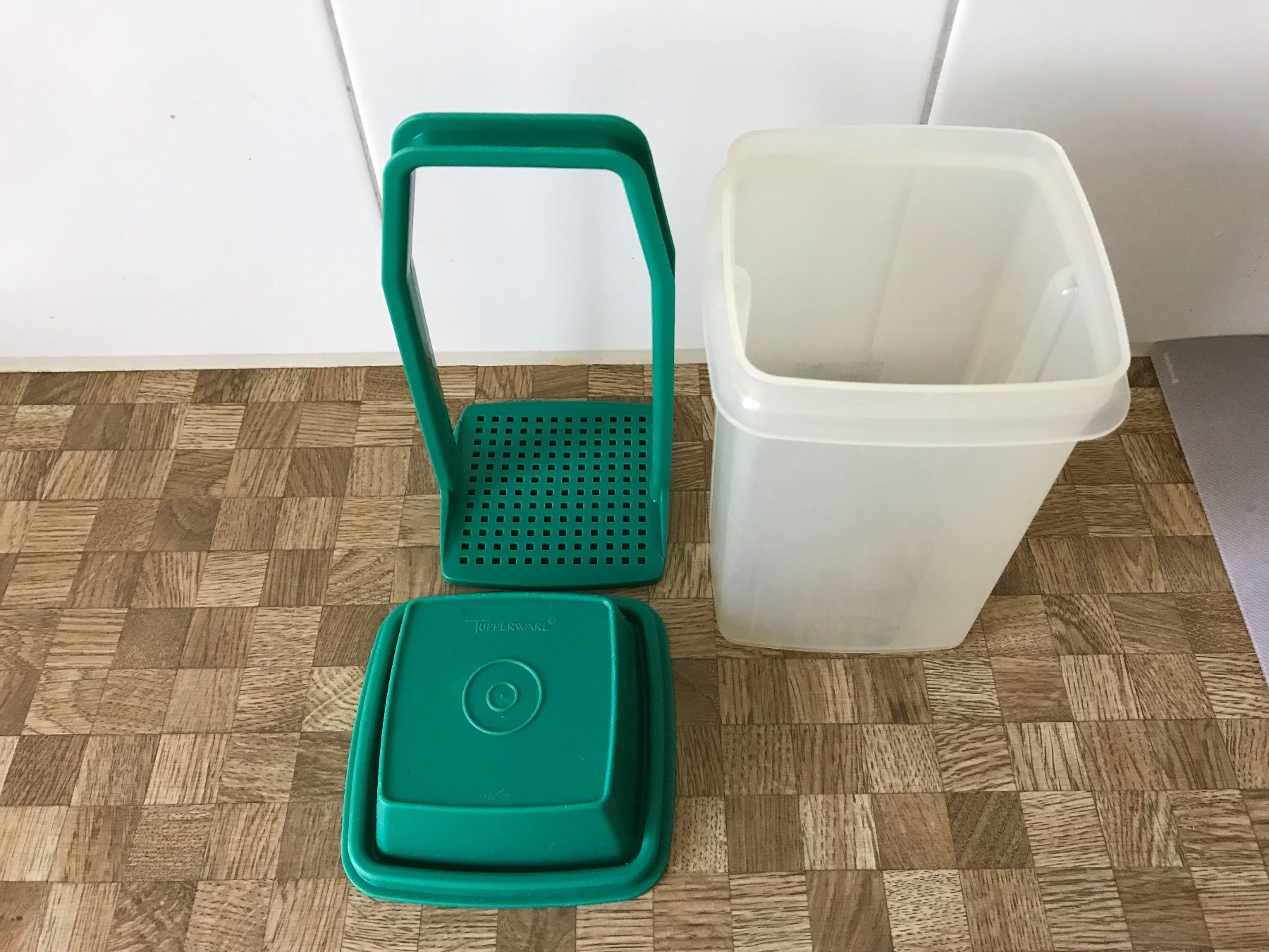 Tupperware Behälter & Ähnliches: Tupperware Gurkenheber – Gebraucht aus Birmensdorf ZH von Hilhan