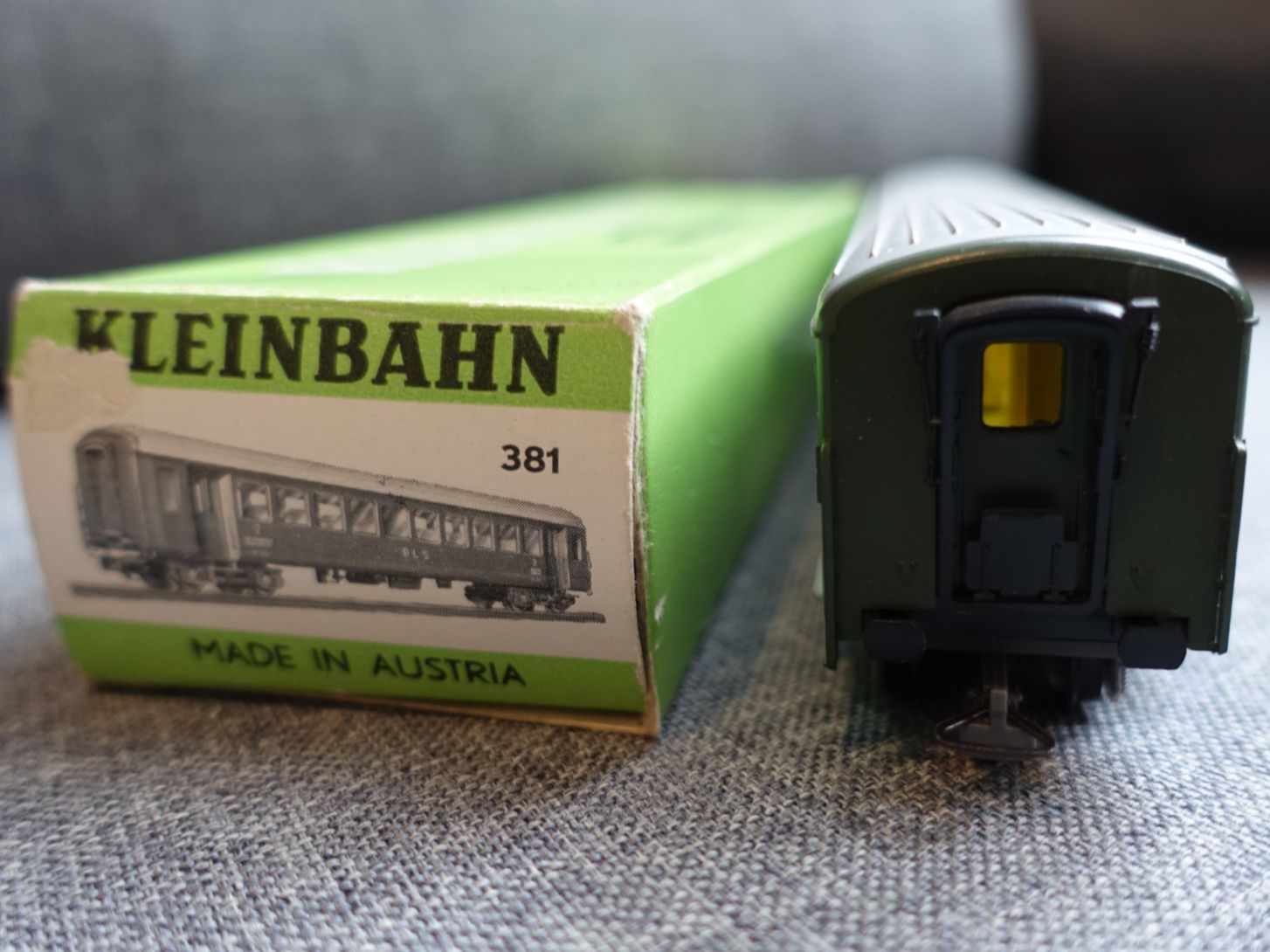 Kleinbahn Modellini di ferrovie: KLEINBAHN No. 381 SBB/CFF Einheitswagen 2. Klasse – Usato da Wallbach venduto da Sarrows 5