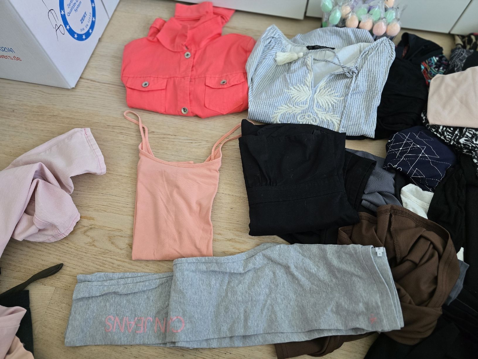 Lots de vêtements: Restposten Kleider & Handtaschen – D'occasion à Rickenbach b. Wil par Beautiful.Things 5