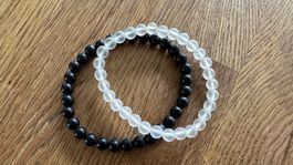 Schmuck-Set: Zwei Armbänder mit schwarzen/weissen Steinen