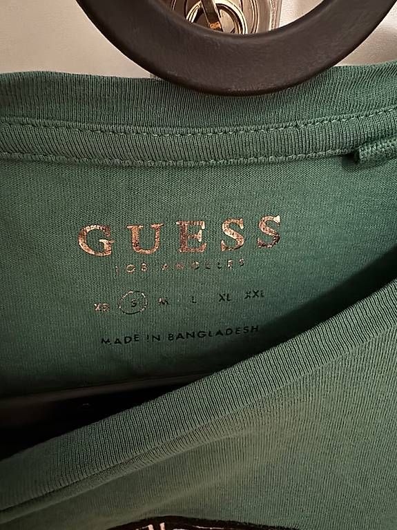 T-Shirts: Guess Shirt Grün - Grösse S – Gebraucht aus Pfäffikon SZ von Melanie335 1