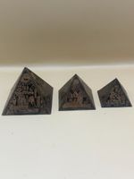 Lot de 3 pyramides égyptiennes vintage en métal – Décor hiér