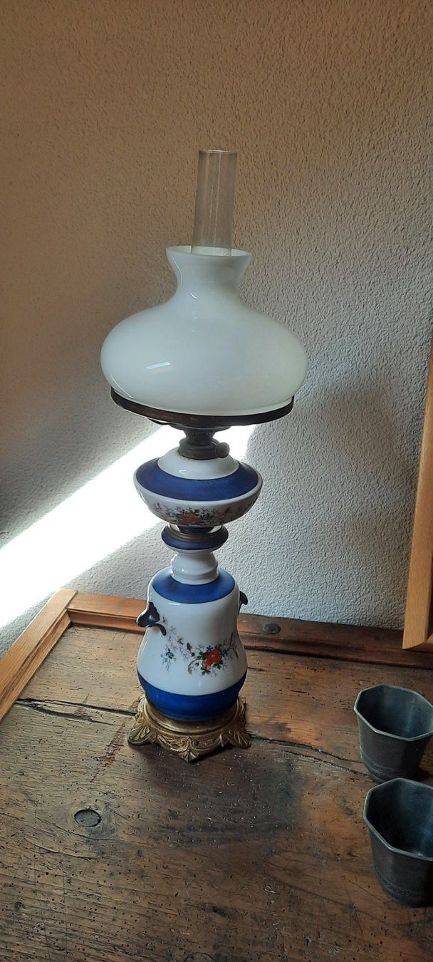 Lampade: Petroleumlampe alt mit Docht. Weiss/Blau mit Blümchen – Usato da Uetendorf venduto da Neidem