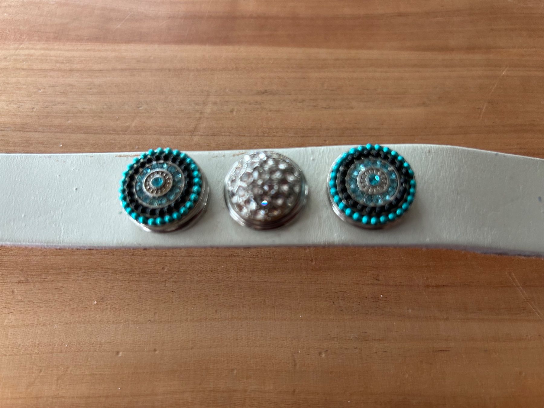 Bracelets: Armband Leder Weiss mit Schmucksteinen – D'occasion à Kaltbrunn par lagone1 2