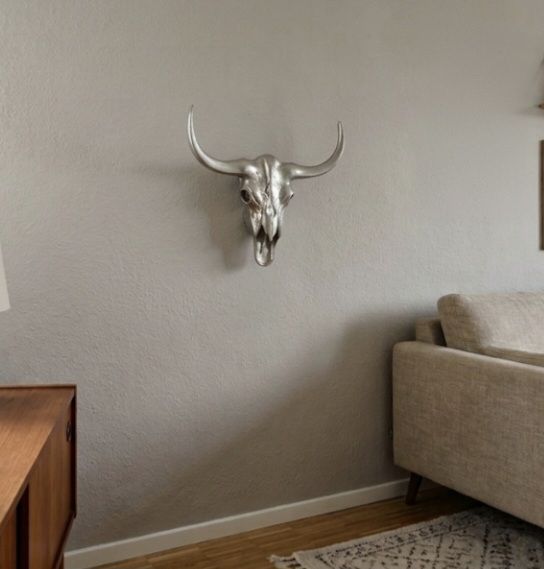 Tutte le decorazioni: Wandschmuck Stierschädel silberfarben – Usato da Wald ZH venduto da EffyLu