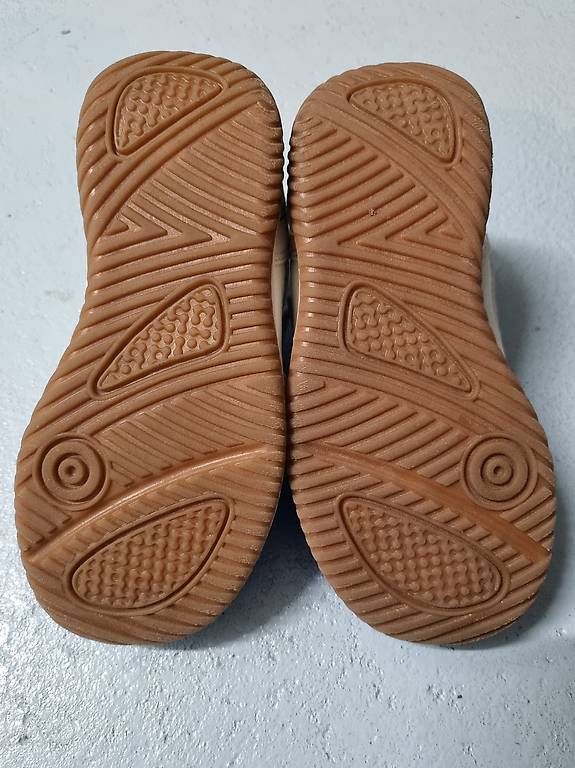 Scarpe per ragazzi: Vty Turnschuhe Indoor Gr 27 – Usato da Füllinsdorf venduto da BrusWillEs 3