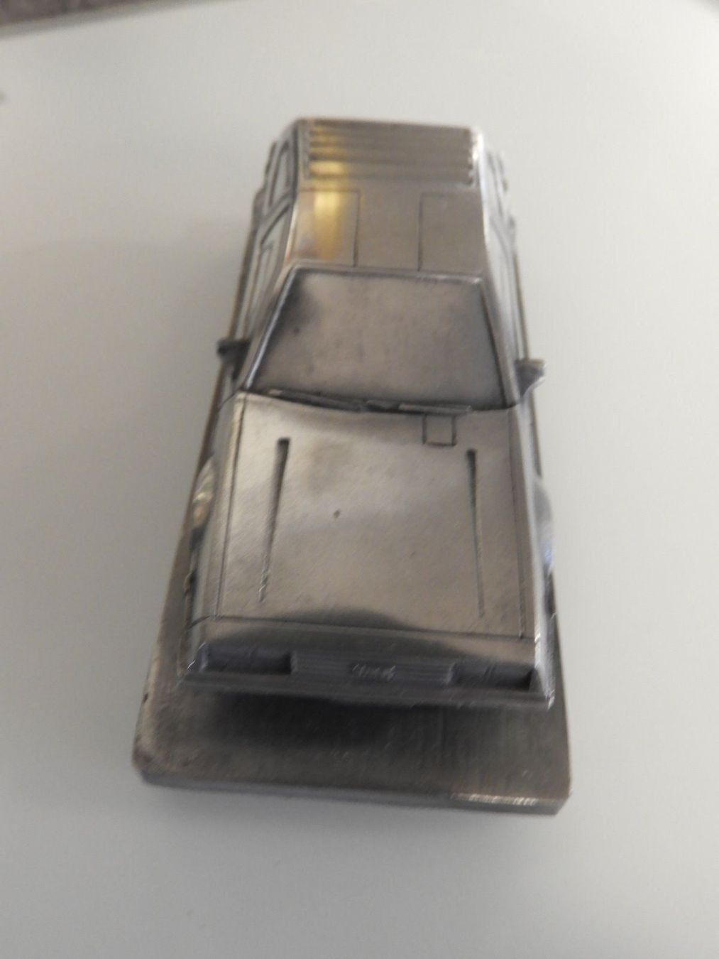 Delorean Modellini d'auto: De Lorean Modell ca. 1:43 auf Sockel – Nuovo e nell'imballaggio originale da Bazenheid venduto da derdelorean01 1
