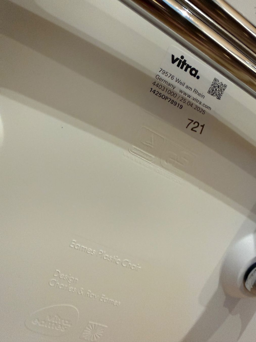 Vitra Stühle: 4x Vitra Eames Plastic Chair - Charles & Ray Eames – Gebraucht aus Oberwil b. Zug von anj_njt7 1