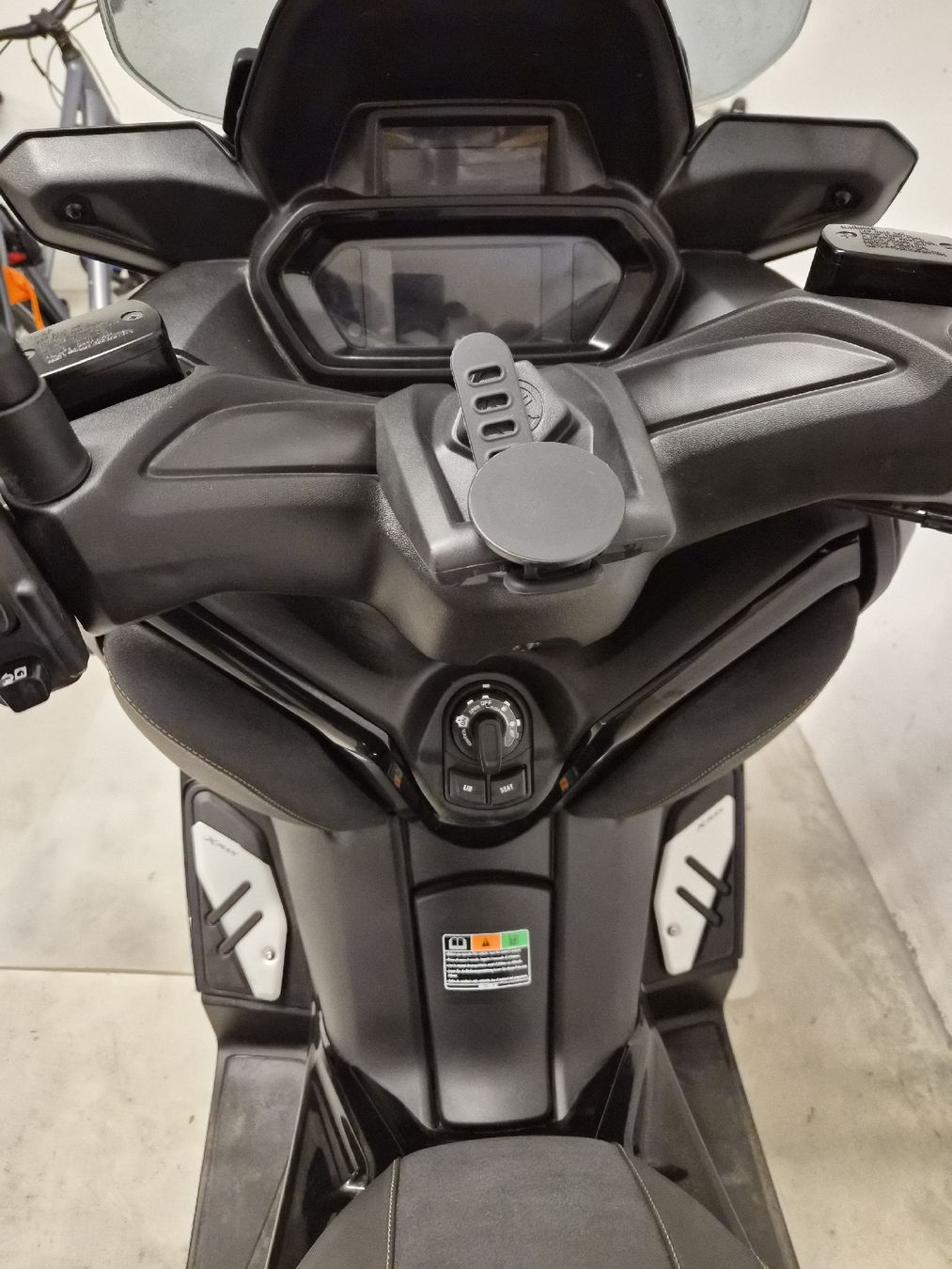 Yamaha Scooters: Yamaha Xmax 300 Tech Max 4500Km super Zustand – Gebraucht aus Küsnacht ZH von LuxuryBroker 2