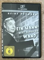 EIN MANN GEHT DURCH DIE WAND
