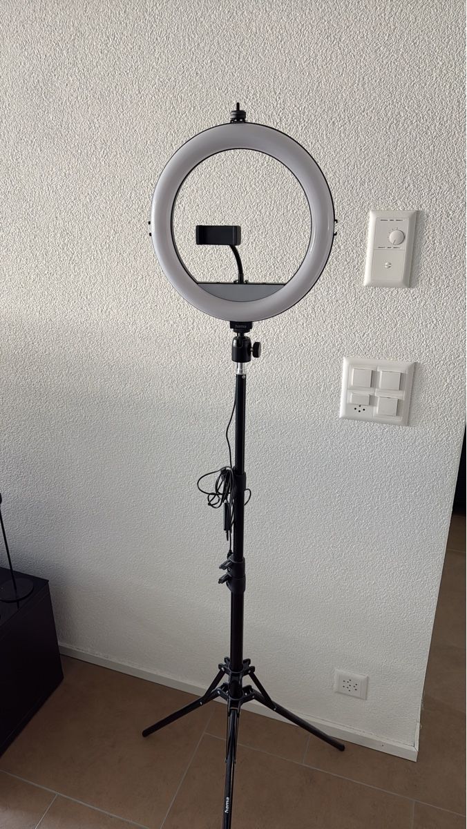 Hama Trépieds & Accessoires: Ring light with tripod and phone holder – D'occasion à Hunzenschwil par Limitless15