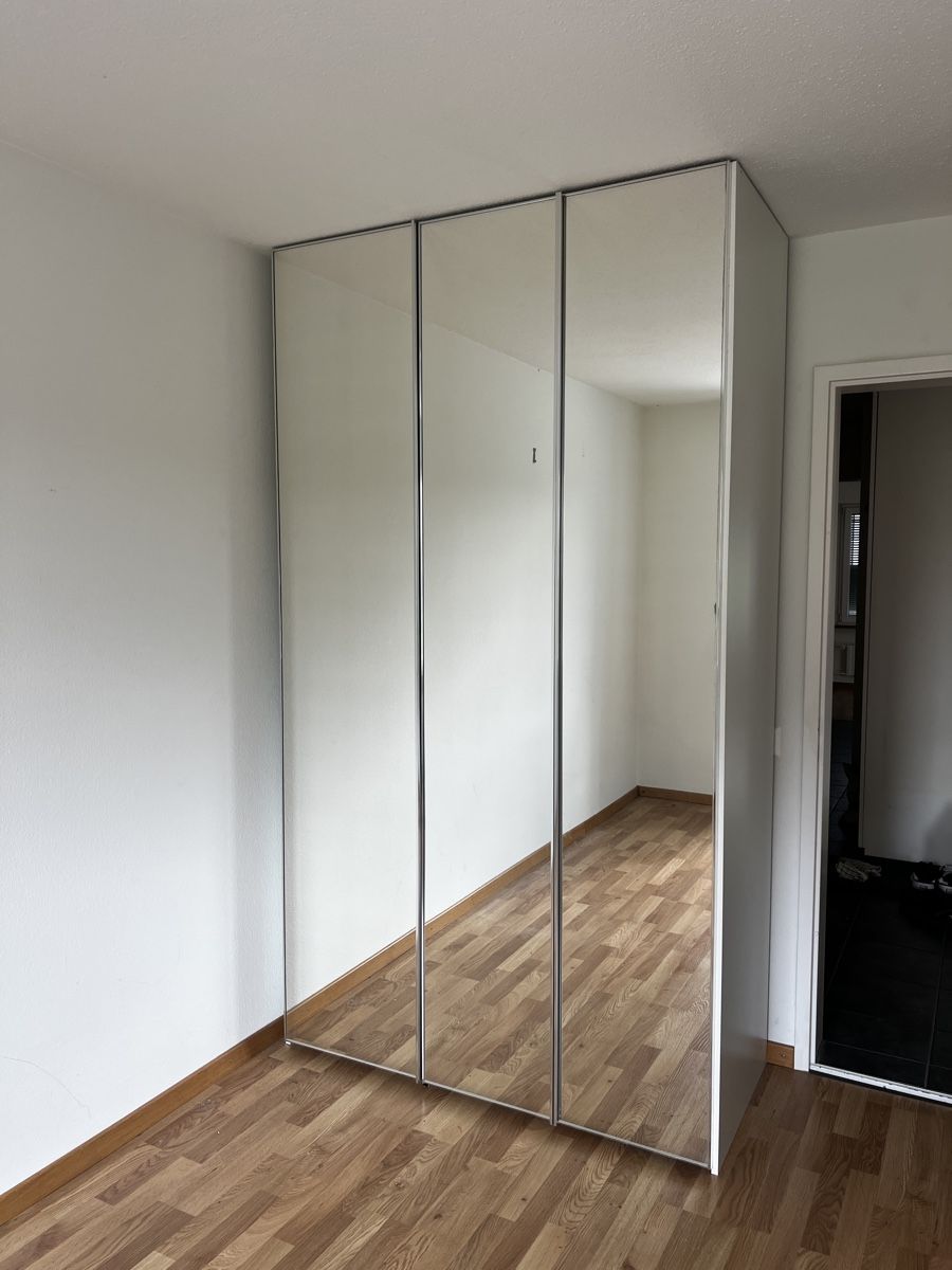 Porte manteau: Kleiderschrank mit spiegel – D'occasion à Hilterfingen par vic_n7p2