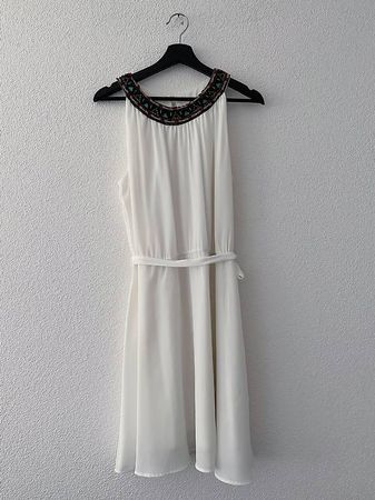 Weisses Kleid mit Perlenbesatz