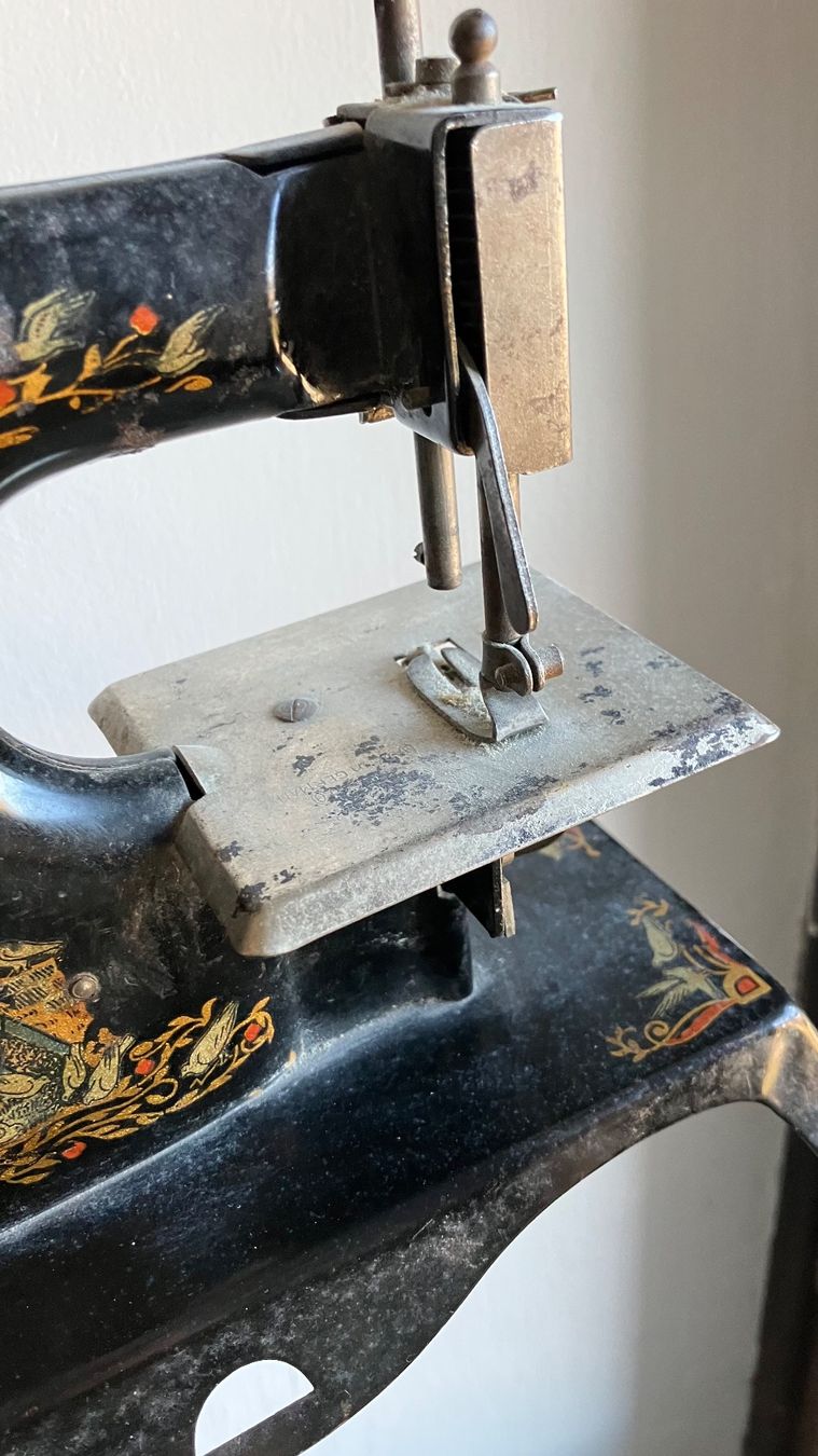 Giocattoli: Ancienne machine à coudre jouet vintage – Usato da St-Cierges venduto da LeRegain 4